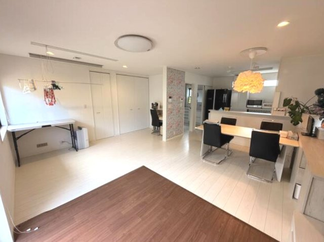 八街市八街に　中古戸建の居間・リビング|敷地約107坪4台可オール電化太陽光発電15.61Wパナソニック上下水JR総武本線八街駅徒歩約12分