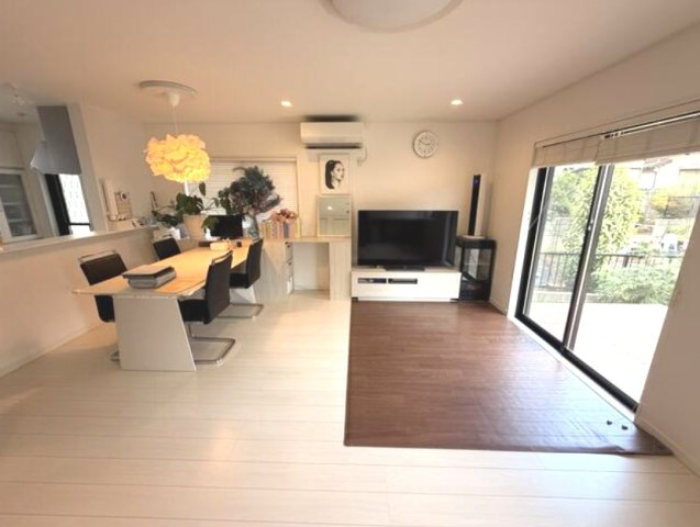 八街市八街に　中古戸建の居間・リビング|敷地約107坪4台可オール電化太陽光発電15.61Wパナソニック上下水JR総武本線八街駅徒歩約12分