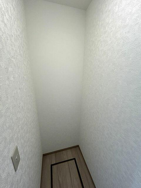 八代市永碇町の中古一戸建の収納|キッチン横のパントリーです