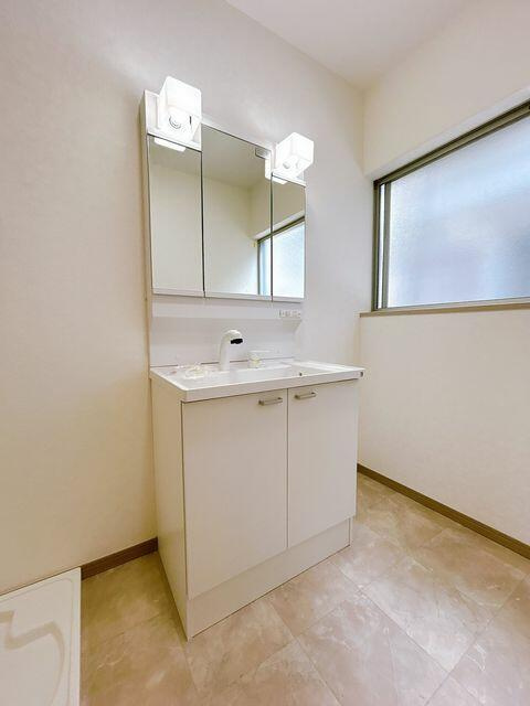 八代市永碇町の中古一戸建の洗面所|【リフォーム済】洗面化粧台は…