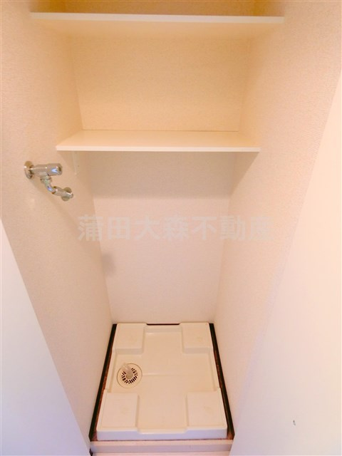 スカイコート蒲田壱番館の設備|うれしい棚付きの室内洗濯機置き場でランドリーラックや突っ張り棒不要！