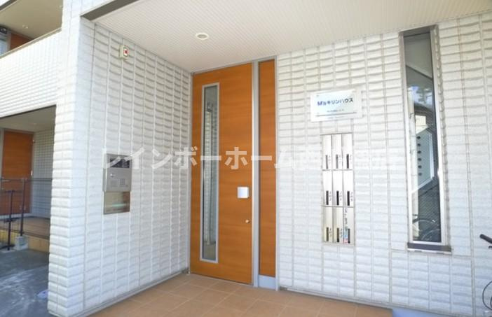 市川市平田２丁目のアパートのエントランス