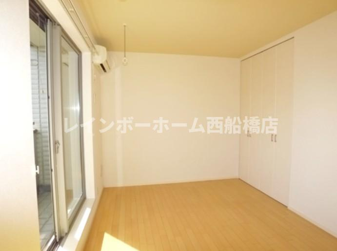 市川市平田２丁目のアパートの居間・リビング