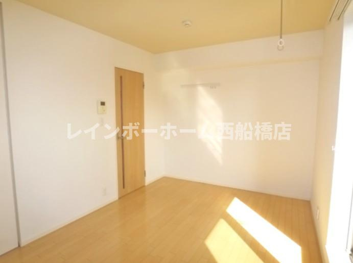 市川市平田２丁目のアパートの寝室