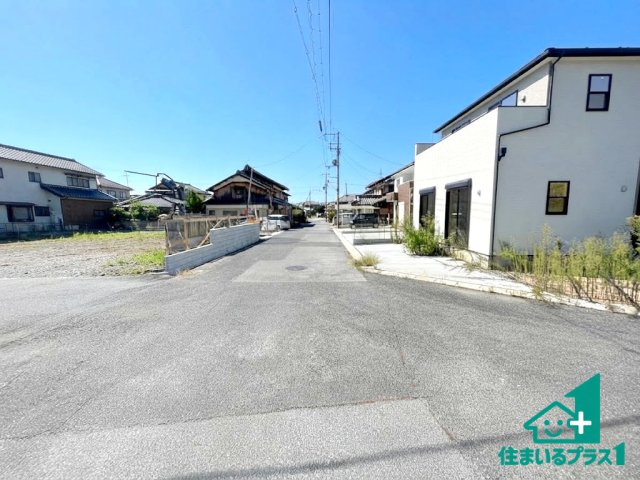 ★近江八幡市安土町桑実寺　第1期　新築一戸建ての前面道路含む現地写真|周辺は落ち着いた街並みの住宅地！子育てがしやすい住環境です！まだ未完成ですが、現地でしかわからない事もございます。是非一度ご覧ください。