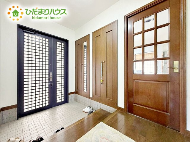 【玄関】 | ひたちなか市高野　中古戸建 | 玄関がひろいので親子で並んで仲良く靴が履けますね(^^)/
