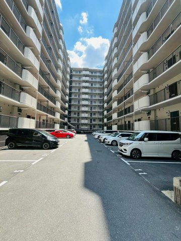 ネオコーポ鶴見緑地の駐車場