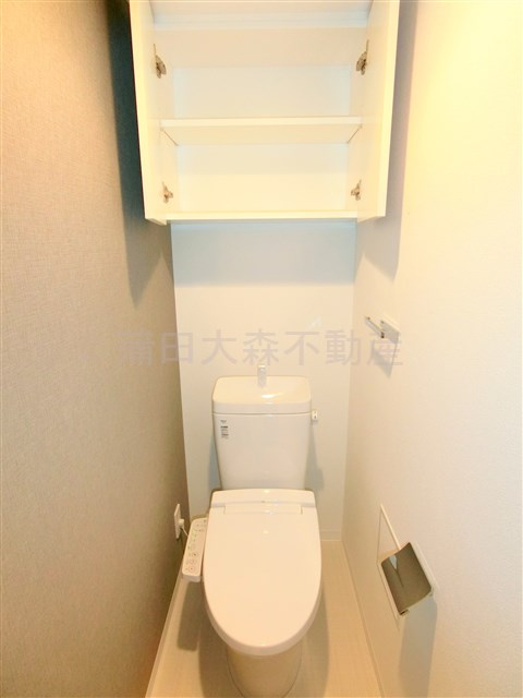 ハーモニーレジデンス東京羽田スカイブリッジのトイレ|棚収納と温水暖房便座付きのトイレ