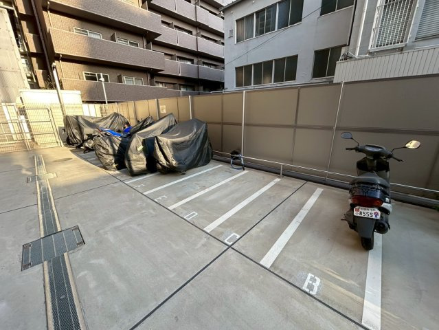 ミラージュパレス難波幸町の駐車場