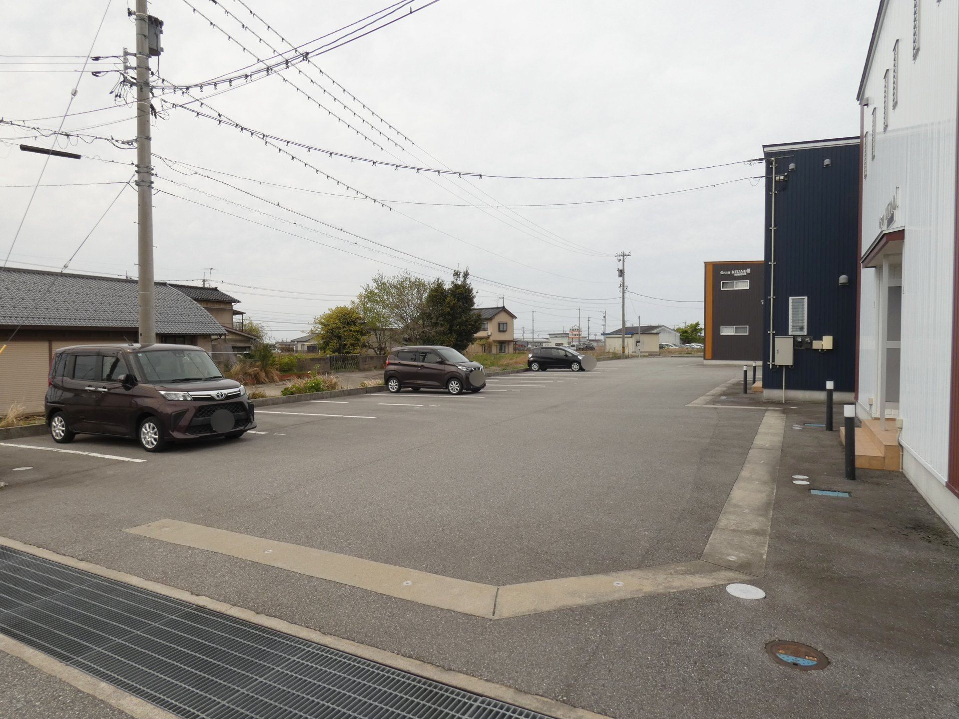 グラン北野の駐車場