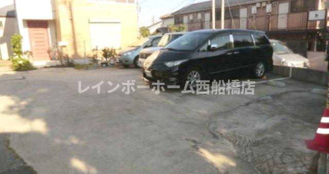 ウィステリアの駐車場