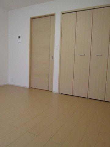 グランシャレー春日の寝室|内装は落ち着いています