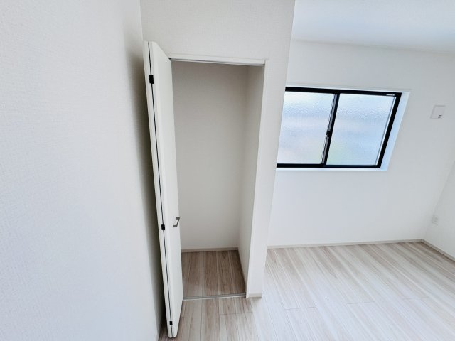 松戸市六高台２丁目新築戸建【六実第三小学校：6分】の収納|5.7帖洋室収納