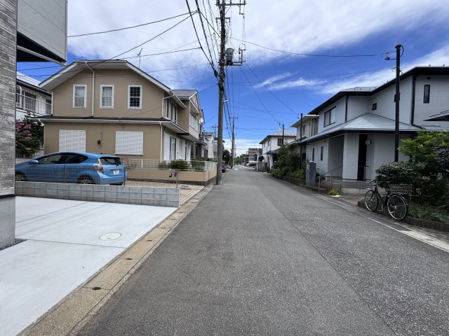 松戸市六高台２丁目新築戸建【六実第三小学校：6分】の前面道路含む現地写真|南側前面道路・幅員約5.9ｍ