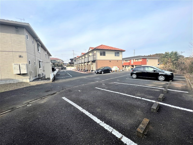 ラフィーネ小松の駐車場