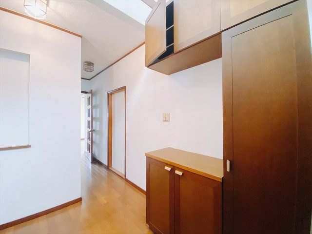 【中古戸建】前橋市荒牧町1丁目の玄関|■玄関｜「玄関から、我が家を心地よく。自然の風や光を感じられる気持ちのいい玄関へ。」永く居心地のいい暮らしを演出する快適性能と安心を両立させたドアを採用しました！