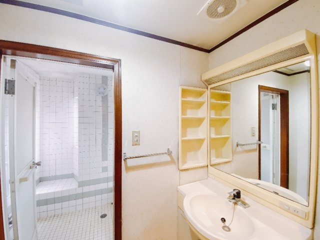 【中古戸建】前橋市荒牧町1丁目の独立洗面台|■洗面室｜朝のお出かけ準備に嬉しい三面鏡。鏡の裏には歯ブラシや整髪料などを収納できるスペースもあるので、いつでもスッキリ片付きます♪