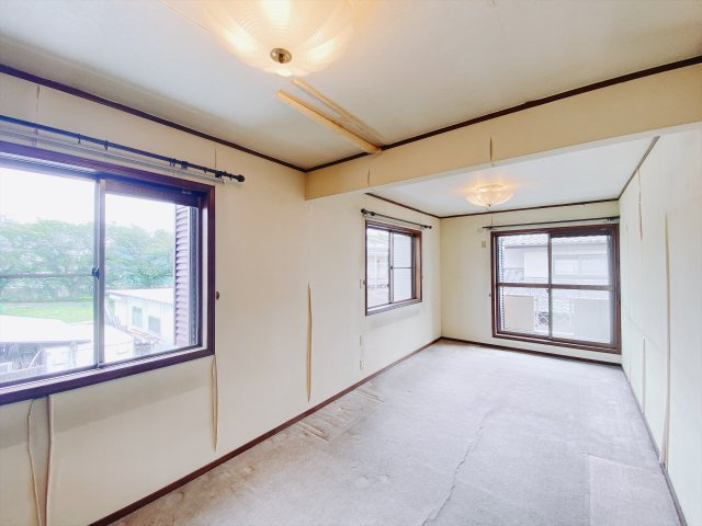 【中古戸建】前橋市荒牧町1丁目の洋室|■2階洋室｜ナチュラルカラーの床です。模様替えなどとても楽しく工夫できます♪陽当たり、風通しもとても良いので毎日快適な生活スタートです！子供部屋にも良いですね♪