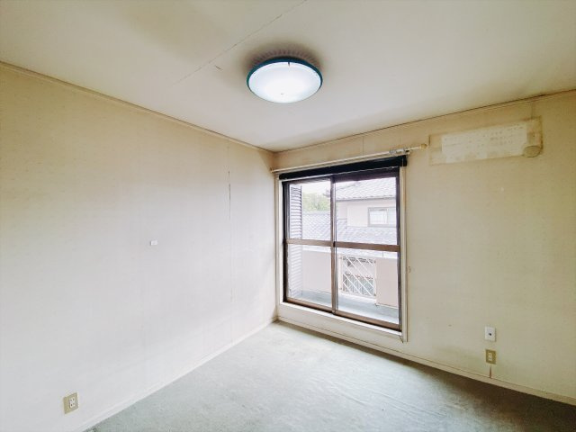 【中古戸建】前橋市荒牧町1丁目の洋室|■2階洋室｜2階洋室には大きな窓をご用意しています。日中はあたたかな日差し差し込み自分時間も充実できますね＾＾