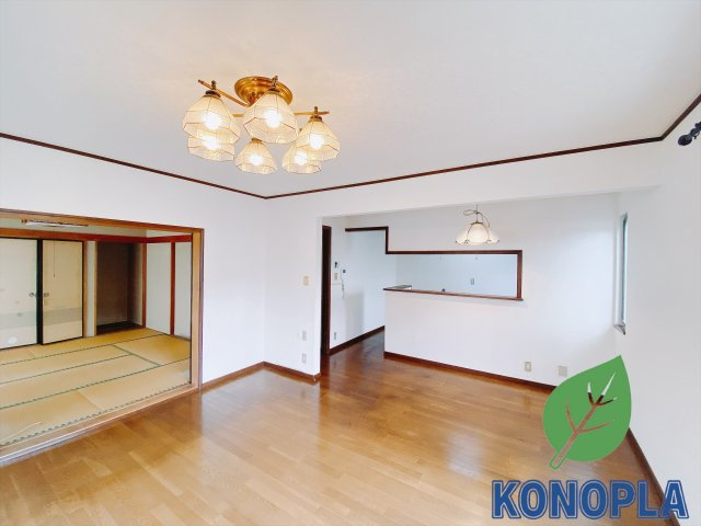 【中古戸建】前橋市荒牧町1丁目の居間・リビング|■リビング｜大きい窓からあたたかいたっぷりの光が入ります♪開放的な空間で毎日をもっと快適に(*＾＾*)