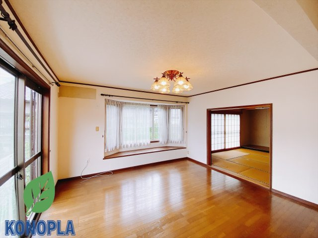 【中古戸建】前橋市荒牧町1丁目の居間・リビング|■リビング｜家族でゆったりくつろげる、居心地の良いリビング♪賃貸と違って、テレビや音楽の音を気にしなくて良いことが嬉しいですね(*＾＾*)