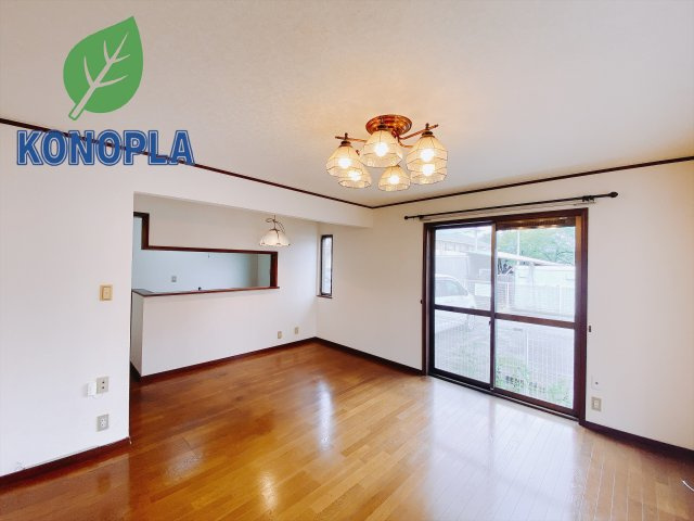 【中古戸建】前橋市荒牧町1丁目の居間・リビング|■リビング｜陽当たり良好のリビングダイニング♪賃貸では叶わなかった、お友達とのホームパーティや大音量で映画やテレビを楽しむことができます(*^^*)