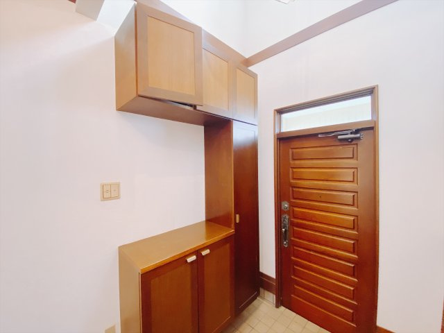 【中古戸建】前橋市荒牧町1丁目の玄関|■玄関｜毎日の「いってらっしゃい」や「お帰りなさい」を大切なご家族と過ごす玄関は〈使いやすさ〉を追求しております。玄関横の物入は急な来客時でもさっとお片付けできるスペースを確保しています。