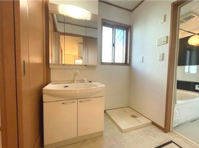 八街市八街に　中古戸建の独立洗面台|JR総武本線八街駅徒歩約19分閑静な分譲地 駐車2台可 エコキュート故障中現況引渡しになります