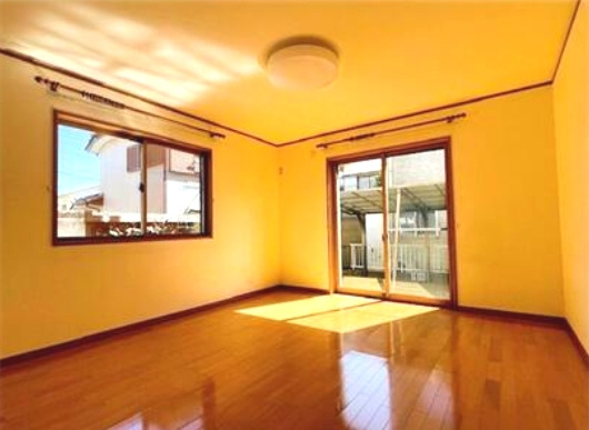八街市八街に　中古戸建の居間・リビング|JR総武本線八街駅徒歩約19分閑静な分譲地 駐車2台可 エコキュート故障中現況引渡しになります