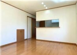 八街市八街に　中古戸建の居間・リビング|JR総武本線八街駅徒歩約19分閑静な分譲地 駐車2台可 エコキュート故障中現況引渡しになります