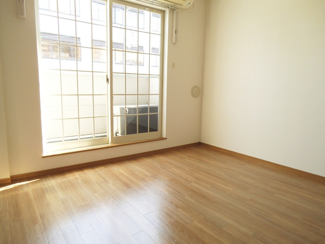 ヴィラージュ志伊の居間・リビング|サッシも大きく明るいお部屋です☆彡