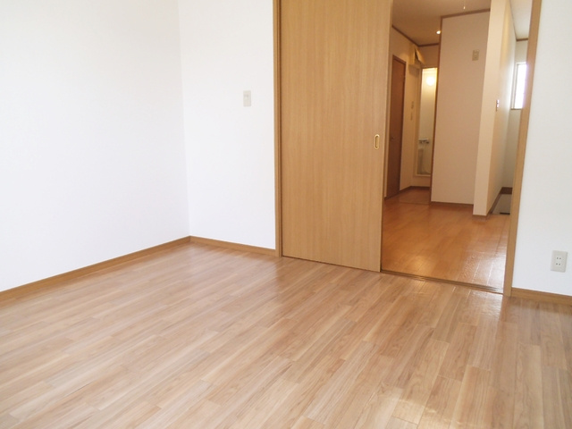 ヴィラージュ志伊の寝室|フローリングのお部屋です♪
