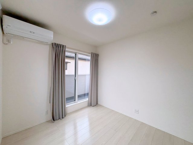 根戸戸建の洋室|明るい洋室です