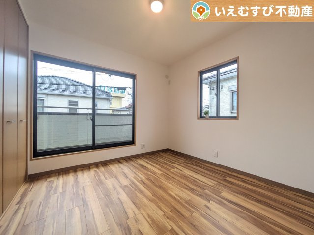 鴻巣市生出塚1丁目　中古戸建の洋室|2面採光で明るい居室
たっぷりの採光で自然光の差し込む明るいお部屋！新生活を想像すると楽しみが増しますね♪