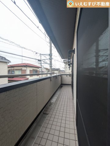 鴻巣市生出塚1丁目　中古戸建のバルコニー|ゆとりの広さのバルコニー
採光たっぷりなのでお洗濯ものが乾きやすい♪おふとんを干すにも余裕の広さ！