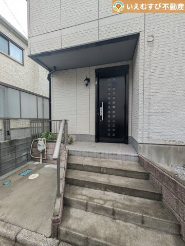 鴻巣市生出塚1丁目　中古戸建のエントランス|雨が防げる広々エントランス
駐車場からアクセスの良いエントランス。雨の日や荷物が多くても安心の動線♪