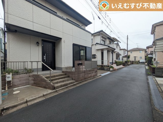 鴻巣市生出塚1丁目　中古戸建の前面道路含む現地写真|充分な広さの前面道路
間口が広くお車の出し入れも問題なく行えるスペースが確保されています♪