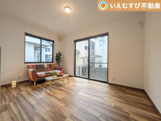 鴻巣市生出塚1丁目　中古戸建の居間・リビング|自然光で満たされる明るく開放感溢れるリビング
たっぷりの採光で明るい空間。家族みんなでくつろげます♪