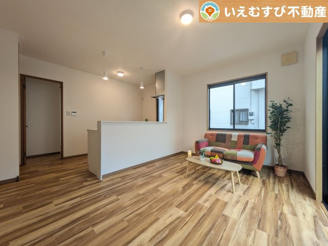 鴻巣市生出塚1丁目　中古戸建の居間・リビング|ナチュラルな色合いで落ち着いた印象のリビングダイニング
ぬくもりのあるナチュラルな空間。グリーンを飾っても相性が良さそうですね♪