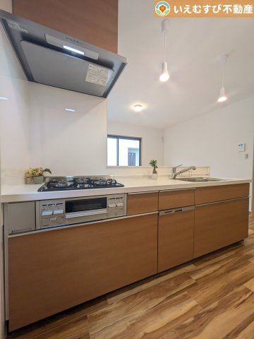 鴻巣市生出塚1丁目　中古戸建のキッチン|機能性収納性に溢れるキッチン
収納もたっぷり付いていてすっきり片付く！毎日楽しくお料理が出来そうです！