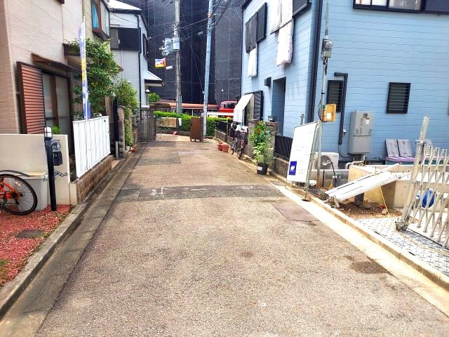 宝塚市南ひばりガ丘3丁目新築一戸建の前面道路含む現地写真
