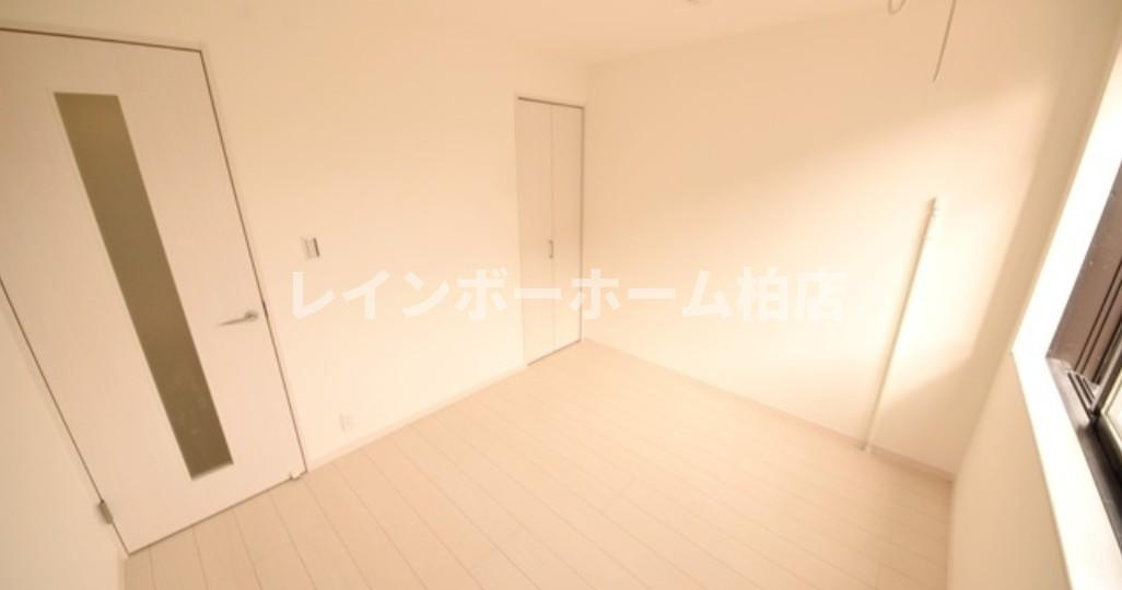 特典：仲介手数料が無料です!!の居間・リビング|こちらのリビングで趣味の時間をお楽しみください