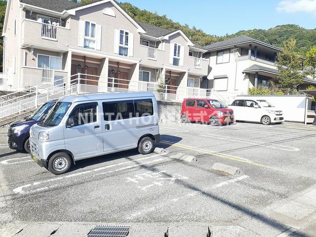 ウッズⅤの駐車場|駐車場は２台確保があります◇