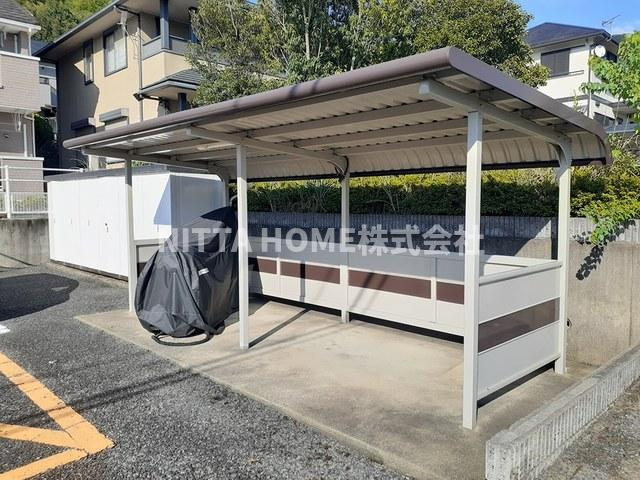 ウッズⅤのその他共用部分|屋根付きの駐輪場は無料で使用ＯＫ♪