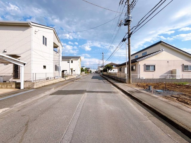 【前面道路含む現地写真】 | 【上柴町第42期　現地外観】
※令和9年9月時点