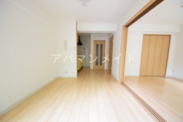 【居間・リビング】 | リエス湘南戸塚 | こちらのリビングで趣味の時間をお楽しみください