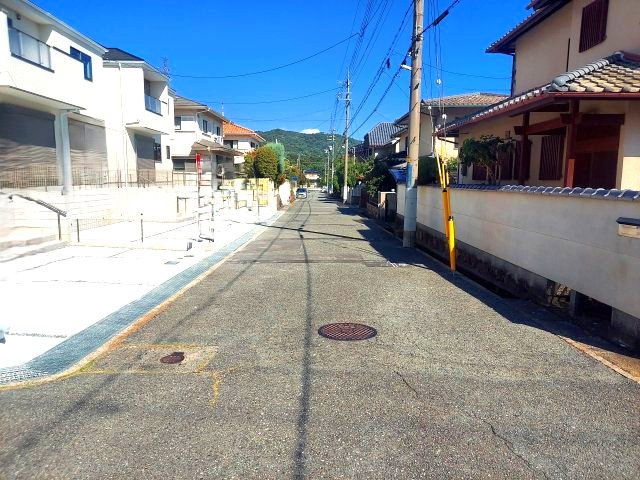 宝塚市中山五月台2丁目新築一戸建の前面道路含む現地写真