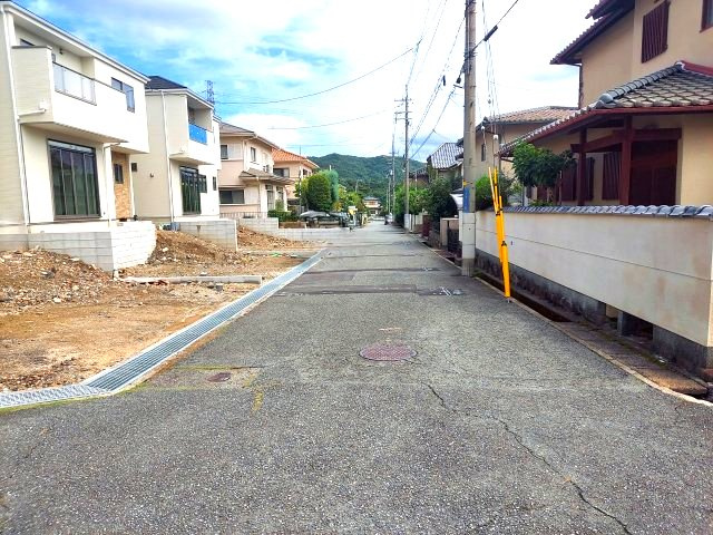 宝塚市中山五月台2丁目新築一戸建の前面道路含む現地写真