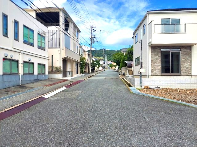 宝塚市中山五月台2丁目新築一戸建の前面道路含む現地写真|西側道路