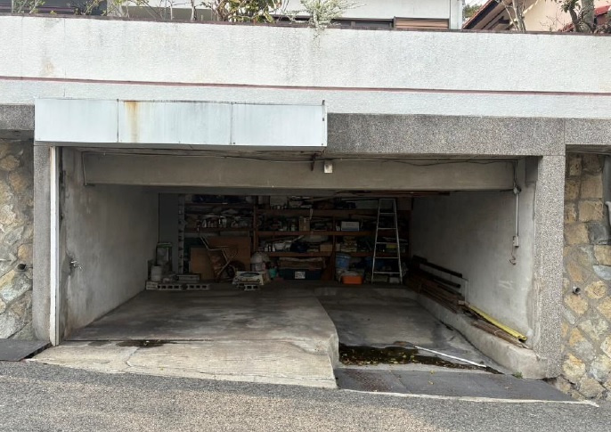 下畑町字石畳　中古戸建の駐車場